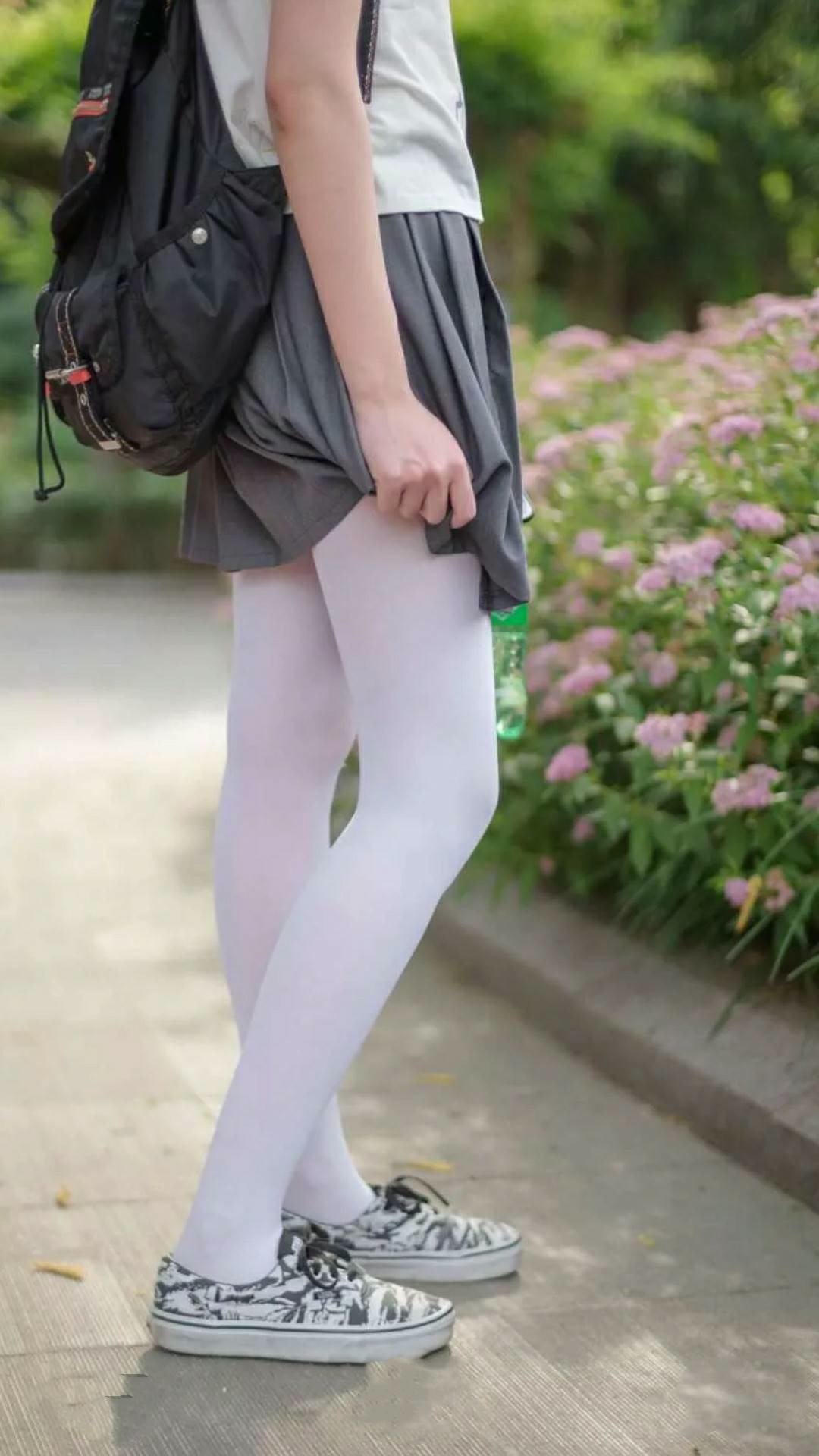球队通过心理辅导缓解比赛压力提升临场决策与专注力，足球心理训练对于青少年球员产生的影响