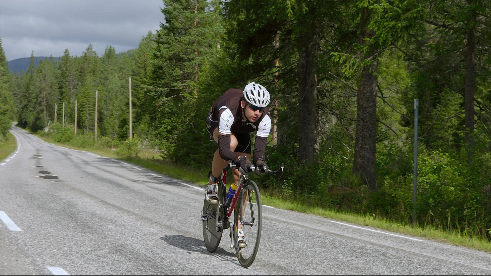 爱游戏官方论坛-裁判争议：比赛中的争议判罚剖析，比赛裁判不公平怎么办